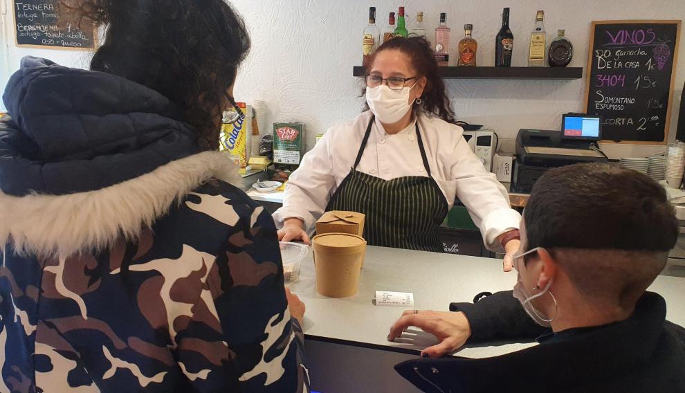 Atendiendo a la clientela.