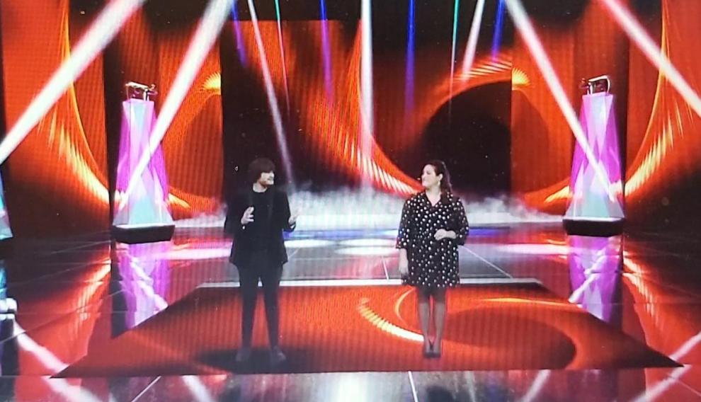 Los presentadores de la gala sobre el escenario virtual y en 3D sobre el que se realizó la gala.