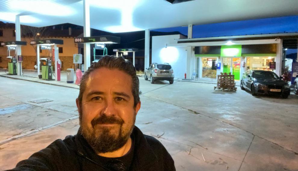 Alberto Lozano, gerente de la gasolinera situada en Nuévalos, en la provincia de Zaragoza.