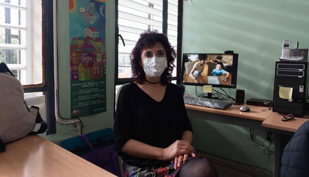 Mari Mar Fraj, en clase de atención domiciliaria, ahora ‘online’ por la pandemia, con uno de sus alumnos y su madre