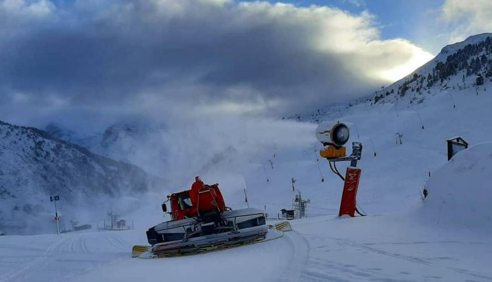 Las máquinas pisapistas han salido este sábado en Candanchú a trabajar la nieve caída el viernes.
