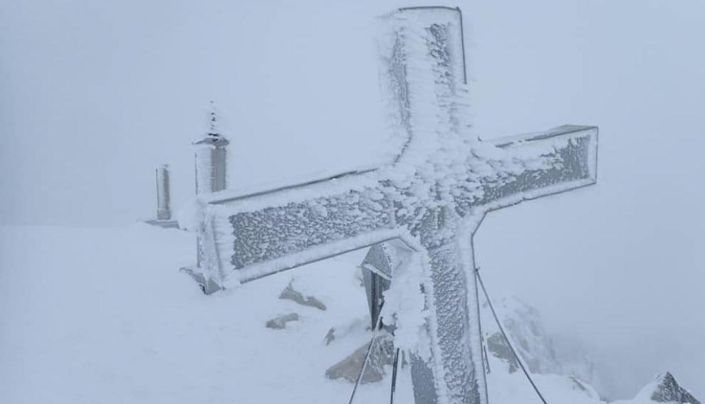 Así se encontró el escalador la mítica cumbre de los Pirineos.