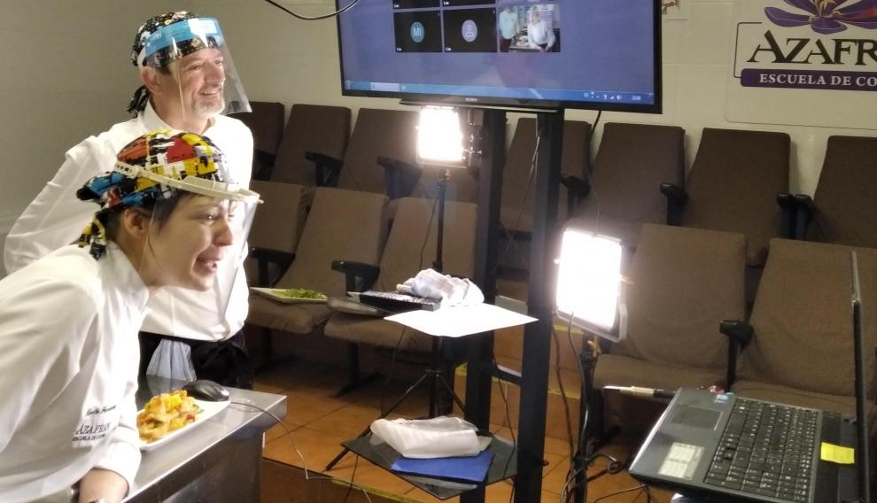 Marite Fernández, docente de la escuela gastonómica, y Luis Vicente, propietario de gastrobar El Escondite, en una de las clases en directo.