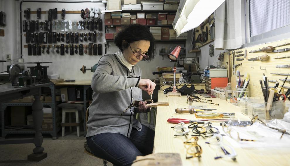 Isabel Grao en el taller de gafas artesanales de su padre, en Zaragoza.