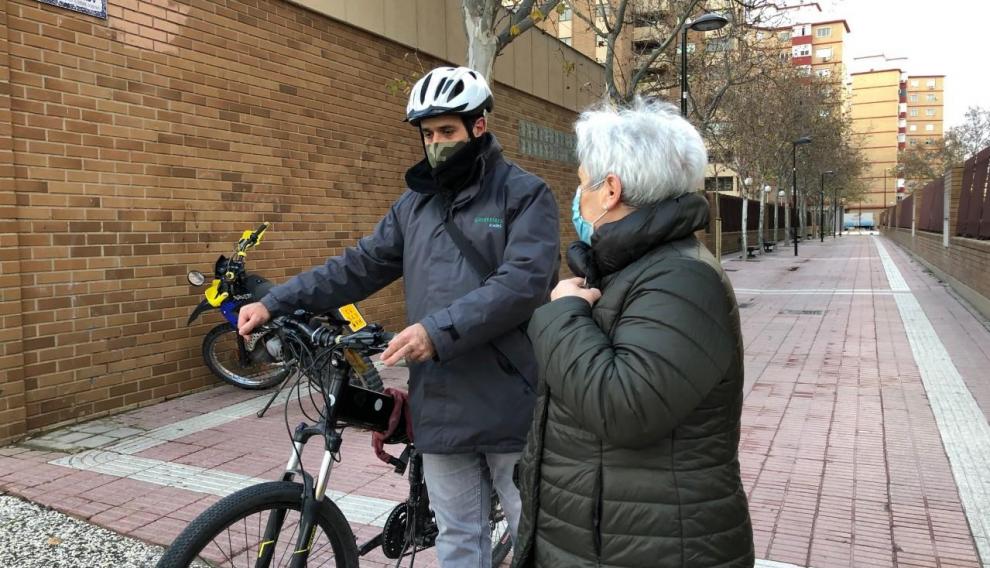 María suele levantarse a la vez que su hijo para verlo marchar en bicicleta.