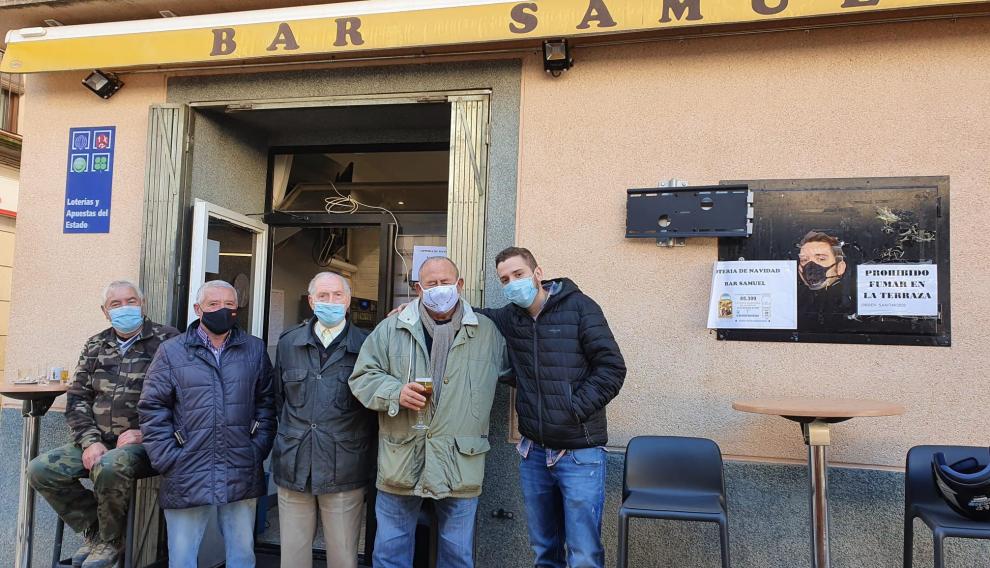 Vecinos y clientes del bar Samuel de Almudévar.