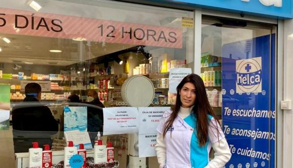 Patricia Olaria, en la farmacia Helca en Zaragoza, de la que es titular.