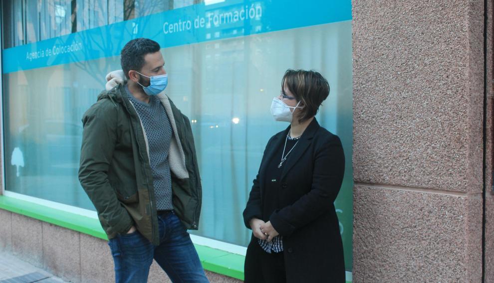 Esther Palacios y José Manuel Olivas, en la Agencia de colocación de Atades.