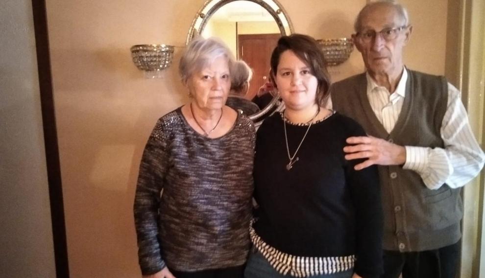 Esther y sus abuelos, en el domicilio familiar.