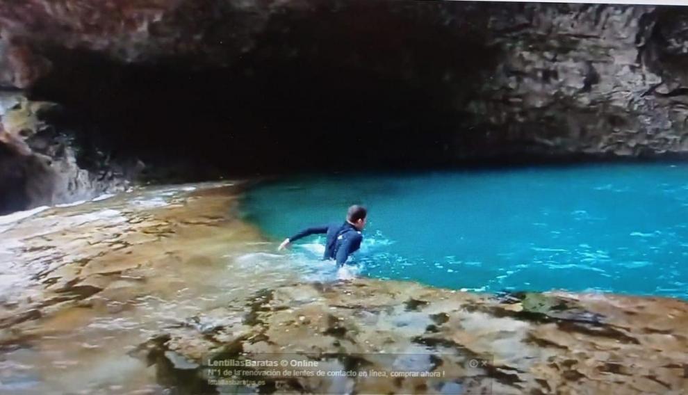 Una imagen de uno de los miembros del grupo bañándose bajo las cascadas del Estrecho, en el Parque de Ordesa.