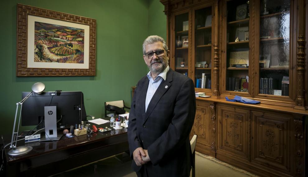 José Antonio Mayoral, reelegido rector de la Universidad de Zaragoza, el pasado 11 de diciembre en su despacho.