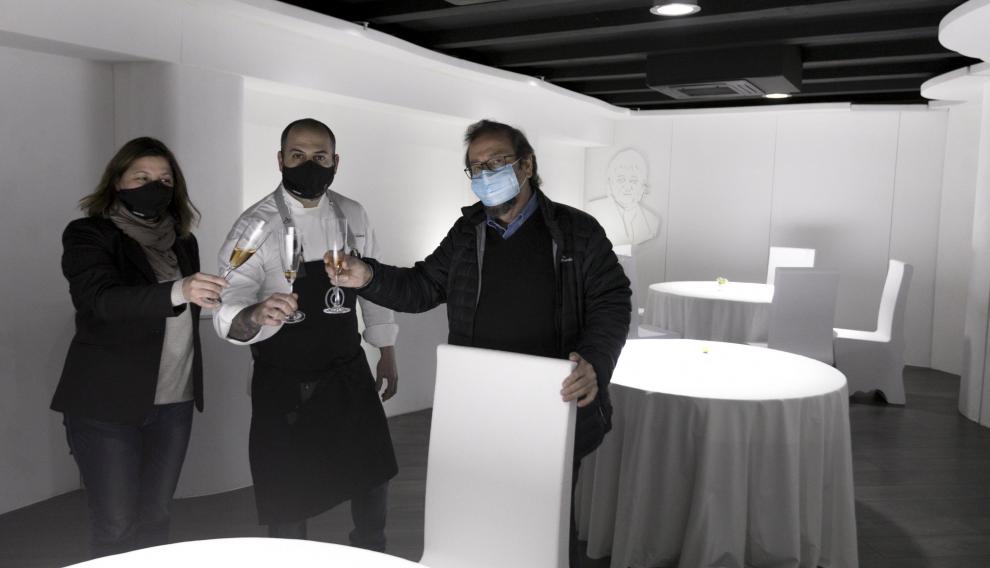 Ana Acín, Eduardo Salanova y Julio Luzán, brindando por la estrella Michelin del Espacio N de La Venta del Sotón.