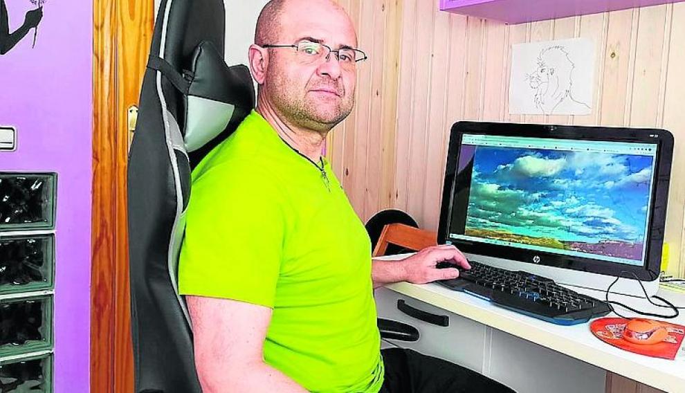 Tino Quílez, creador de la web, muestra una foto del cielo de Teruel.