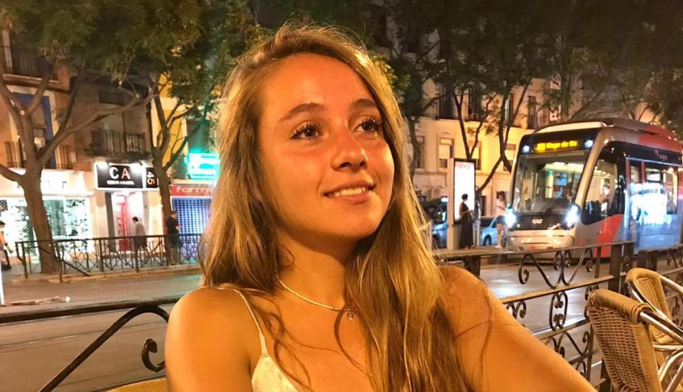 La joven de 18 años, Pilar Díaz-Calderon, en la capital aragonesa.