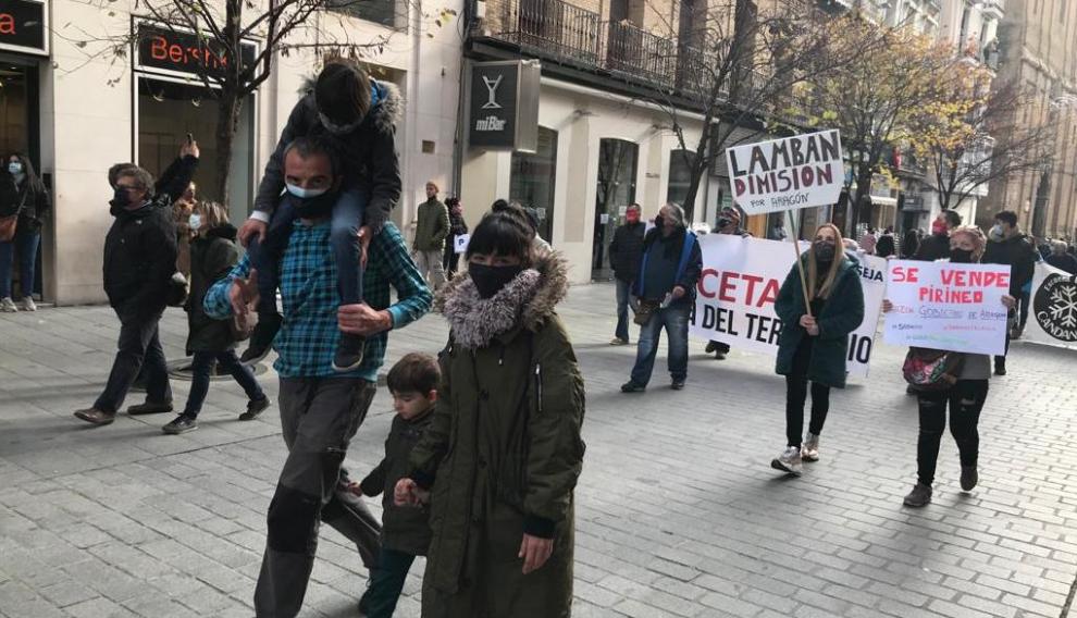 Alfonso Azón, propietario de un supermercado en Candanchú, con su mujer y sus hijos.