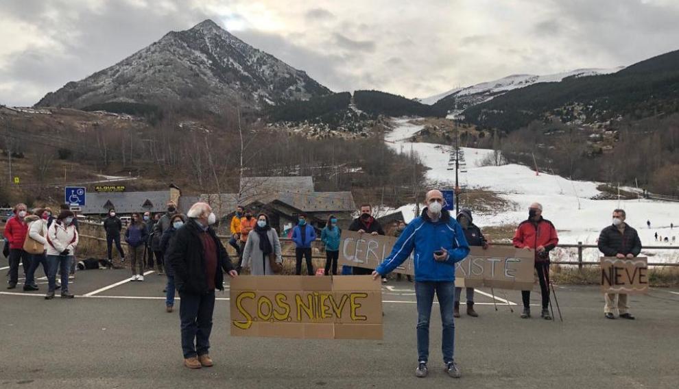 Protesta de afectados en el parquin de la estación de Cerler.
