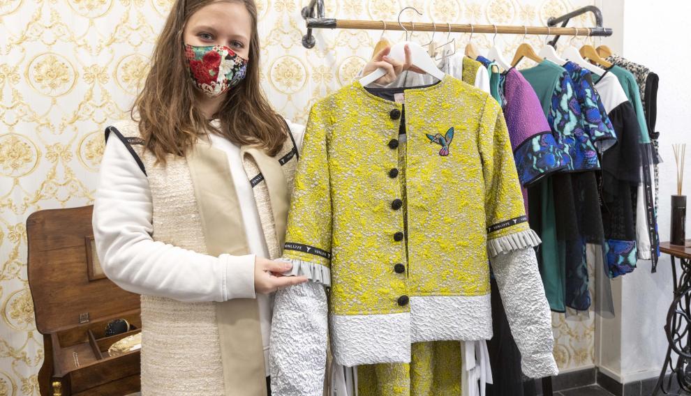 Irene Marqueta muestra uno de sus diseños. La mascarilla también es de Vonlippe.