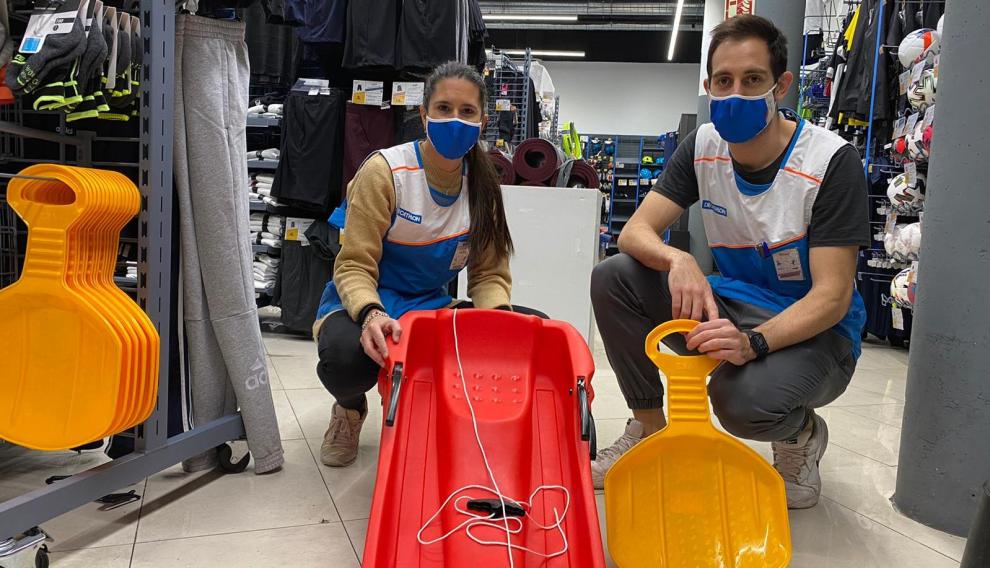 Laura Sobradiel, directora de la tienda de Decathlon situada en el centro de la capital aragonesa, junto con otro empleado.