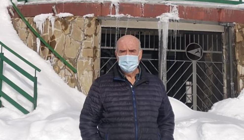 Alfredo Landa, a las puertas del Hotel Candanchú, que sigue sin fecha prevista de apertura de momento.