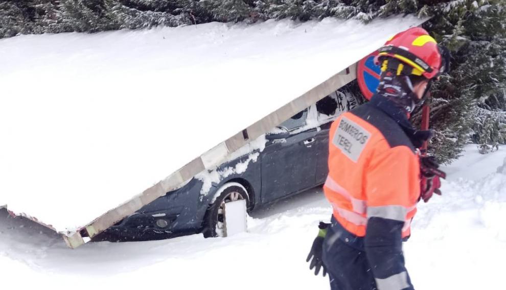 El peso de la nieve ha hundido el tejado del aparcamiento de coches del hospital San José de Teruel.