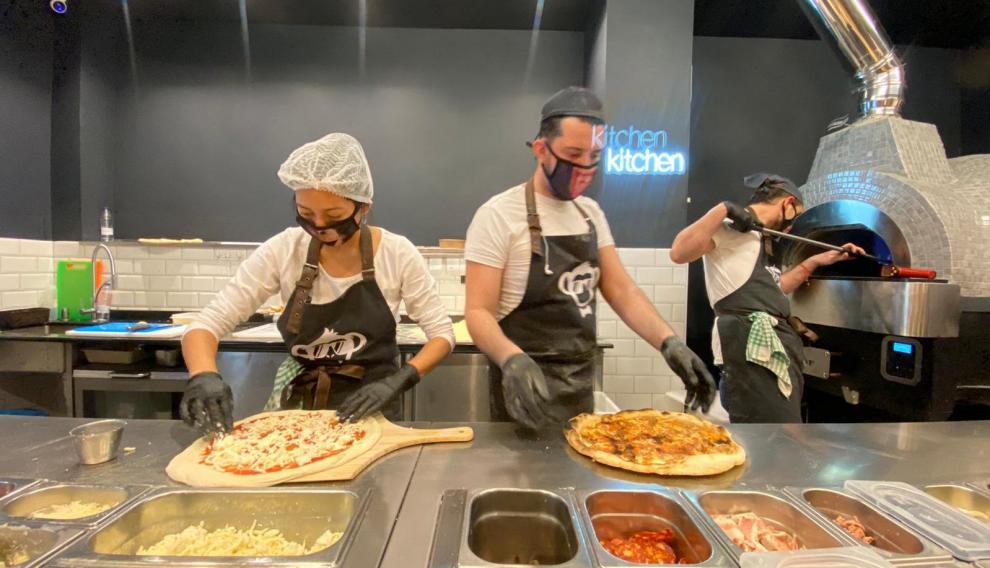 Cocinando en 'The Moonkeys'.