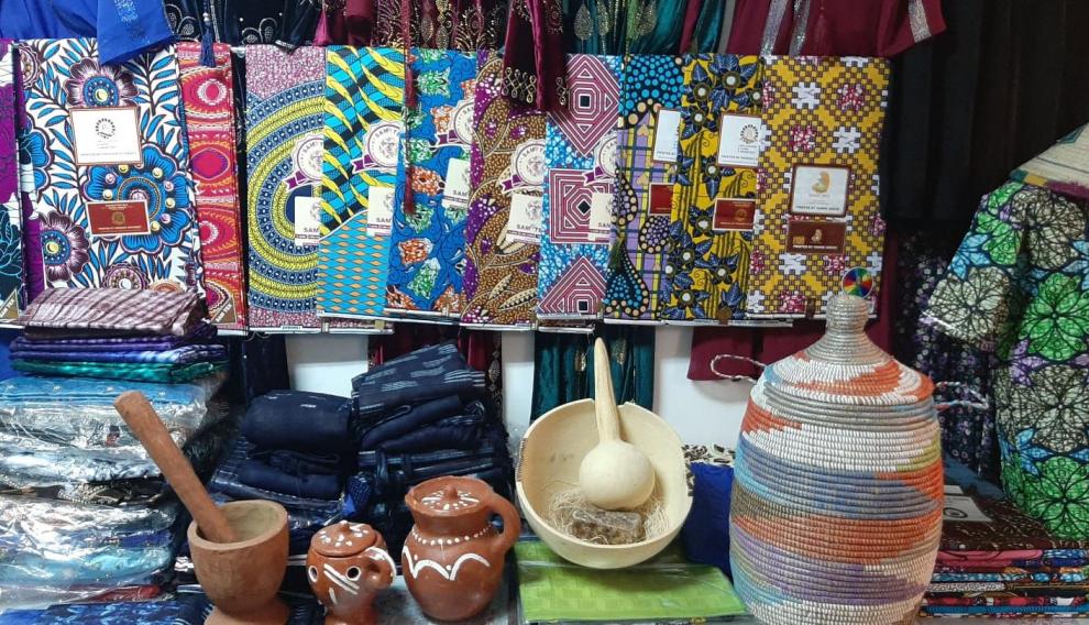 Telas, cestas y cerámica que se puede encontrar en Las Cosicas de Mariama.