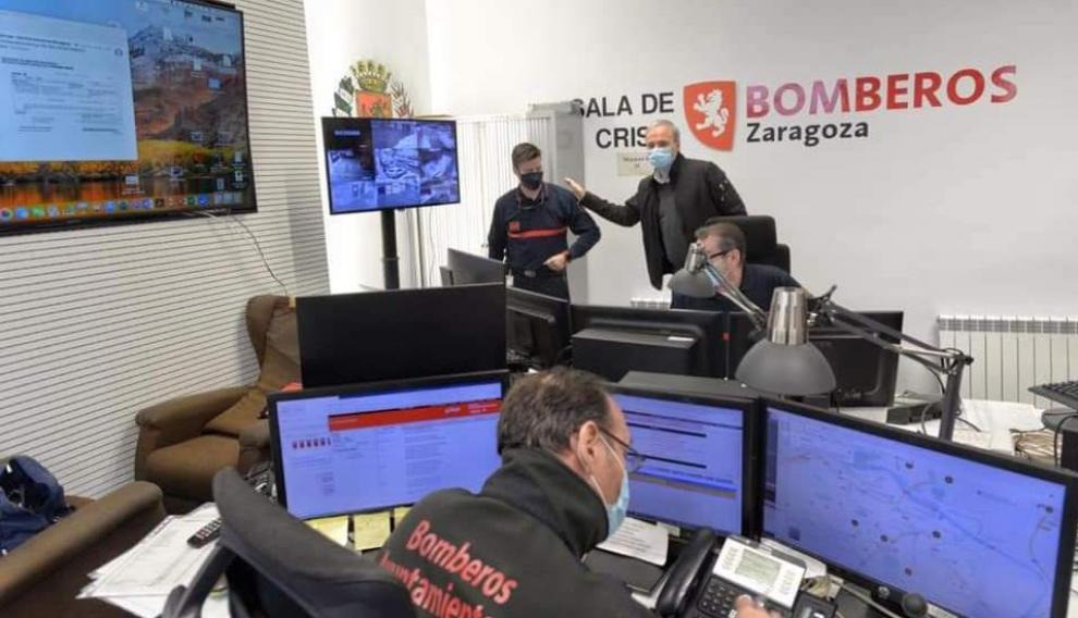 David Galve, jefe de intervención de los Bomberos de Zaragoza, junto al alcalde de Zaragoza, Jorge Azcón.