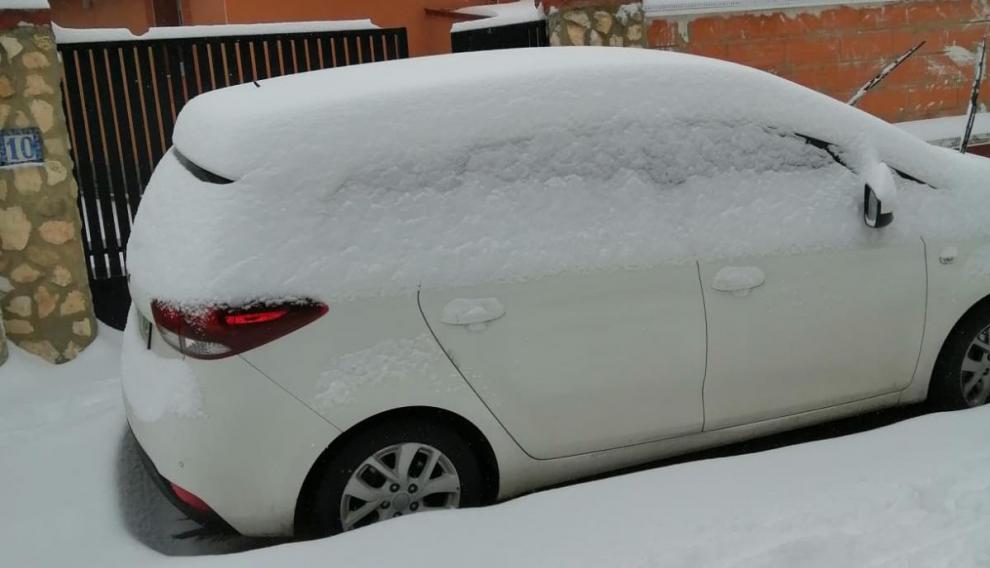 Un coche en la urbanización Urcamusa cuatro días después del paso de Filomena.