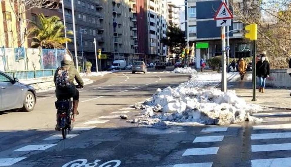 Nieve acumulada en el carril bici del puente de los Gitanos.