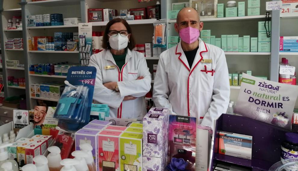 Manuela Liarte y Sergio Arraz, en la farmacia de la calle de Asalto de Zaragoza.