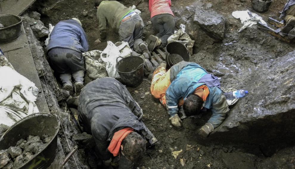 En ocasiones, los trabajos de excavación en la cueva de Els Trocs se han desarrollado en penosas y duras condiciones, provocadas por la humedad.