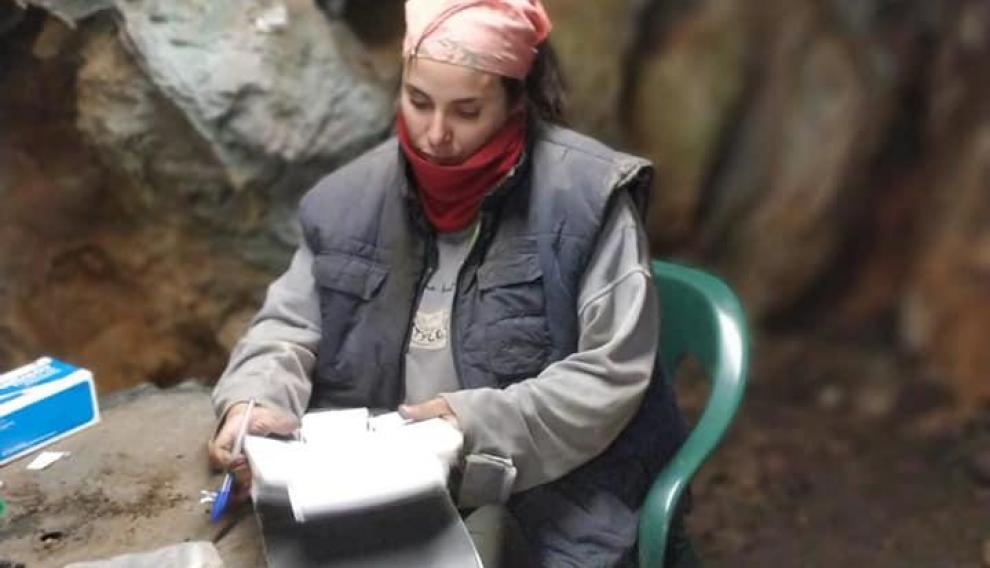 La investigadora Cristina Tejedor, trabajando sobre el terreno en el yacimiento.