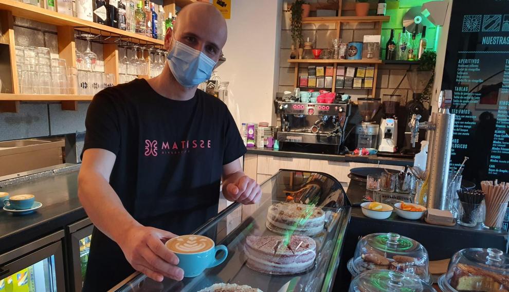 En la imagen, Pablo Lafuente. El café de especialidad y las tartas artesanas son otro de los atractivos de Matisse.