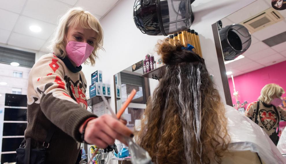 Peluquerías en Zaragoza que piden la bajada del IVA.