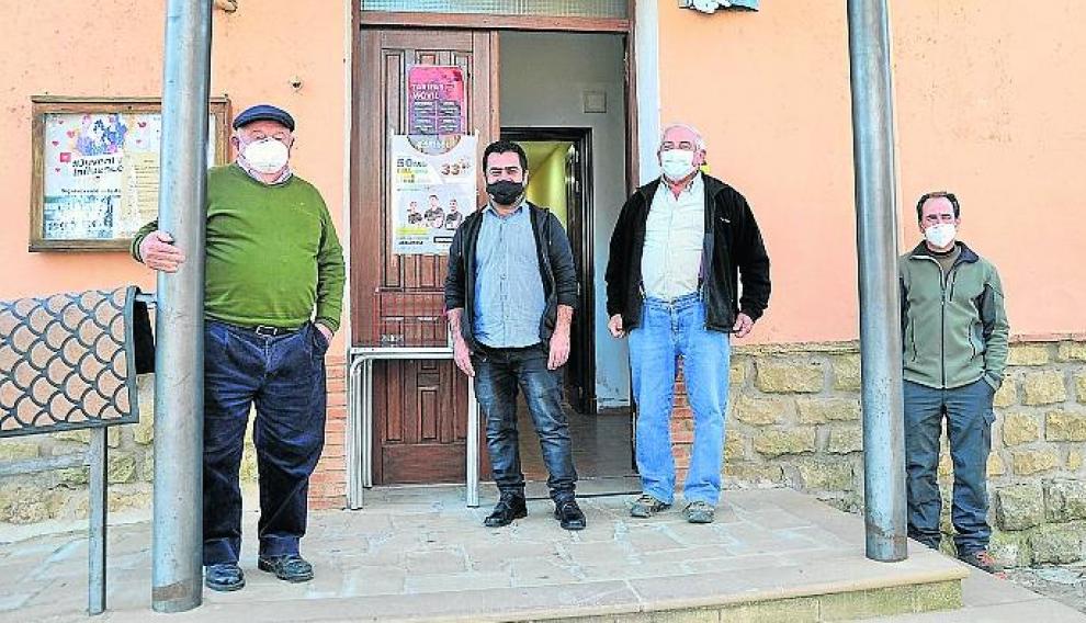 Gerencia y clientela, en la puerta del centro social.
