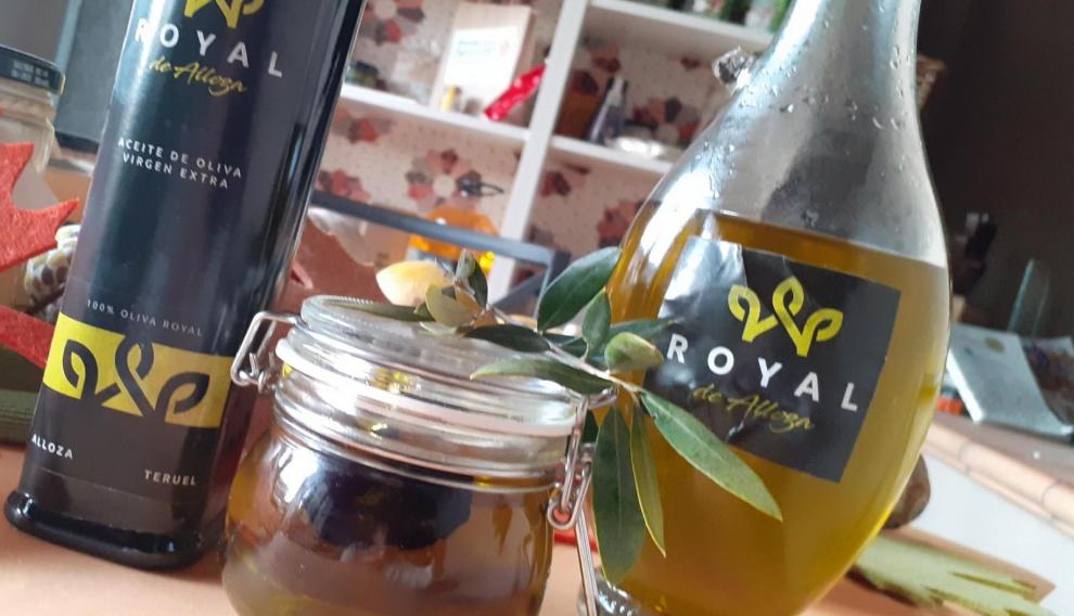 Carbón de leña de olivera macerando en aceite de oliva virgen extra de la variedad royal.