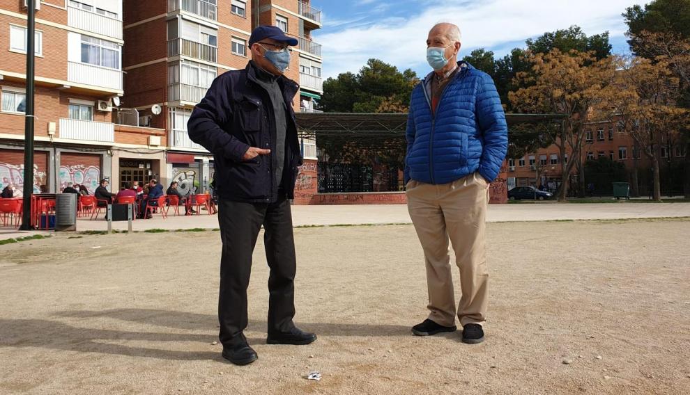 Atef Younes y Moayad Ismail, en la plaza de la Albada del barrio de La Jota de Zaragoza.