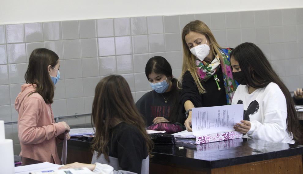 La profesora Aránzazu Gasaca, con algunas de sus alumnas en clase de Física y Química