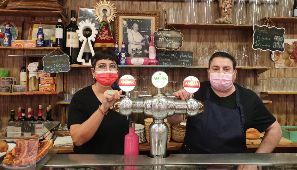María José Sebastián y Eduardo Casamián, al otro lado de la barra de Casa Agustín.