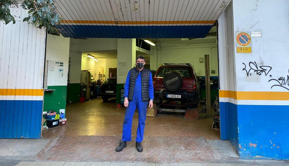 Víctor Lobaco, a las puertas de su taller de Zaragoza.
