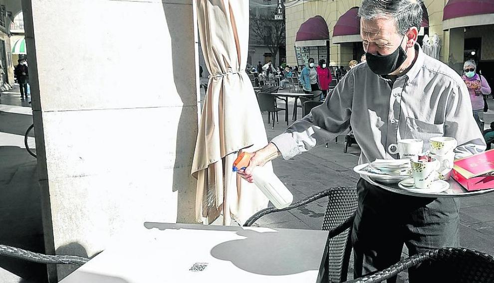Manuel García en la terraza del Flor, en los céntricos Porches.