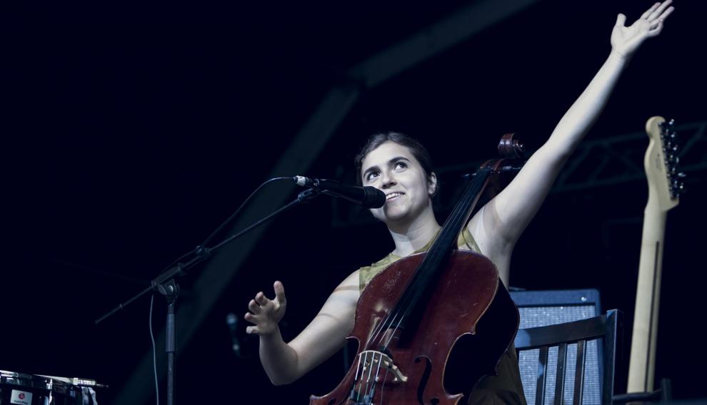 joven cantautora y violonchelista brasileña