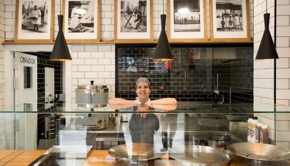 Alicia Cascán en el mostrador de la churrería que inaugurarán en los próximos días.