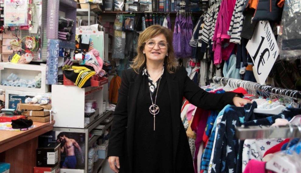 María Pilar Hernández en su mercería de Lasierra Purroy.