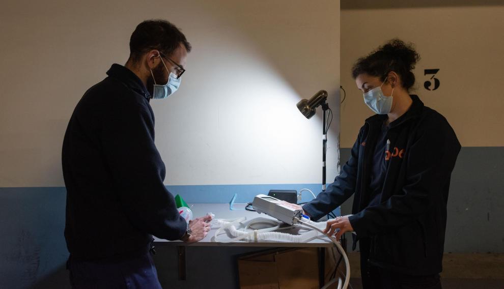 Preparativos del Vehículo de Intervención Rápida (VIR), en el Centro de Especialidades Médicas Inocencio Jiménez de Zaragoza.