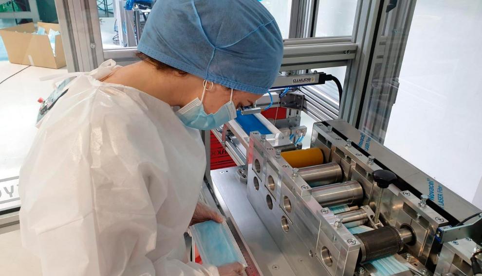 La nueva máquina para fabricar mascarillas higiénicas y quirúrgicas ya está instalada en el almacén de Tarazona.