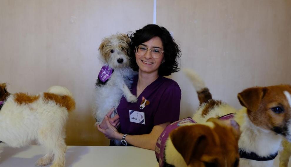 Lidia Nicuesa con Cini, su perra de alerta médica.