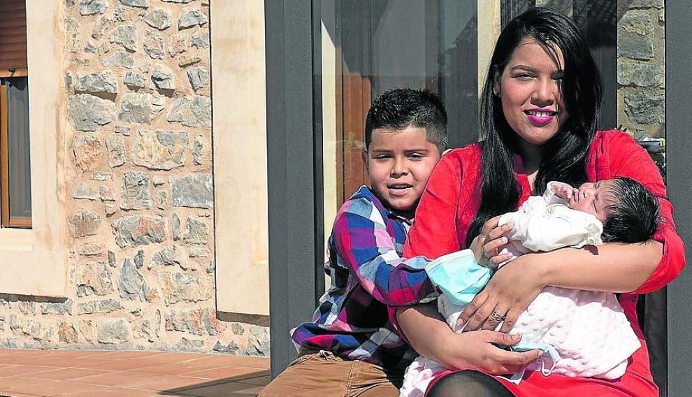 Lina Urbano, con sus hijos, Matías y la pequeña Lucía, delante de su casa.