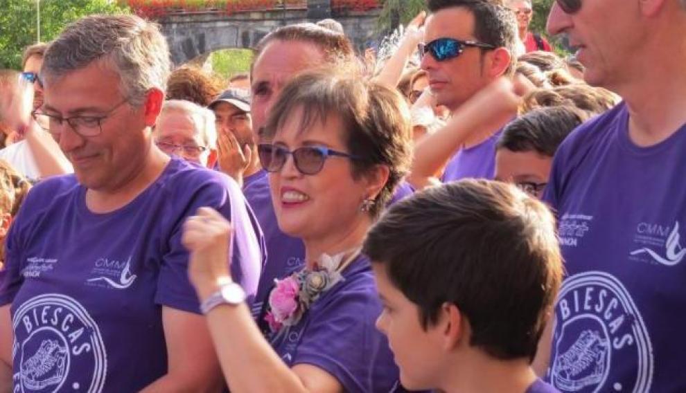 Dolores Lasaosa, de 61 años, en una imagen de archivo con la camiseta de la asociación aragonesa 'Biescas es vida', que recauda también fondos para la investigación oncológica.