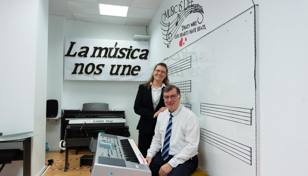 Patricia Viegelmann y Douglas F. Díaz, en la academia en la que imparten teclado electrónico.